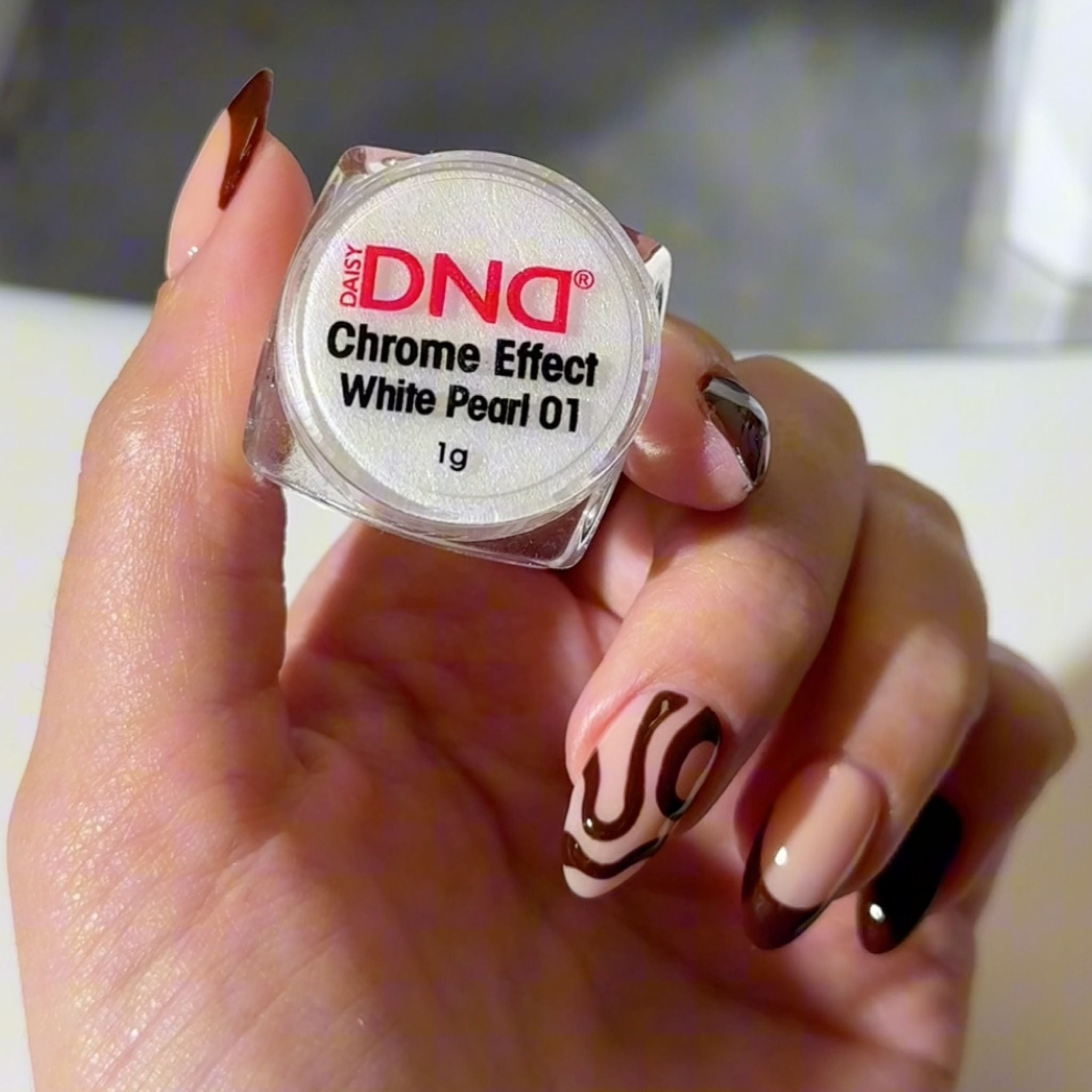 DND Chrome Effect White Pearl 01 nail swatch